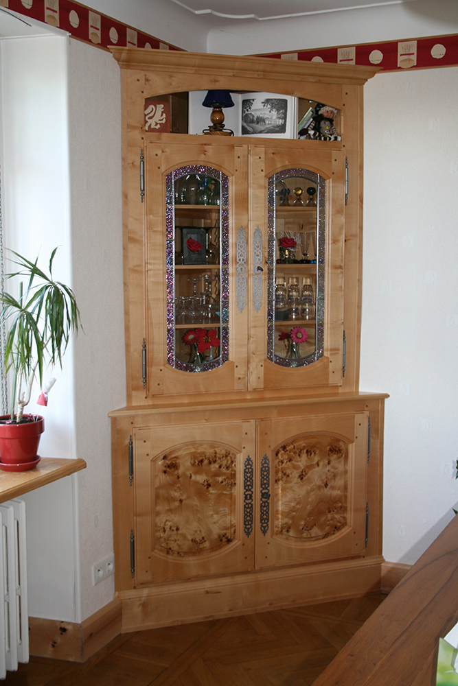 Armoire d’angle en érable avec loupe de peuplier et vitrail