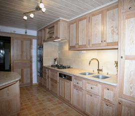 Cuisine en bois clair aménagée sur mesure