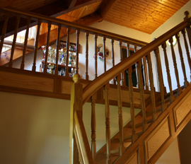 Escalier en bois avec rampe et balustres tournés