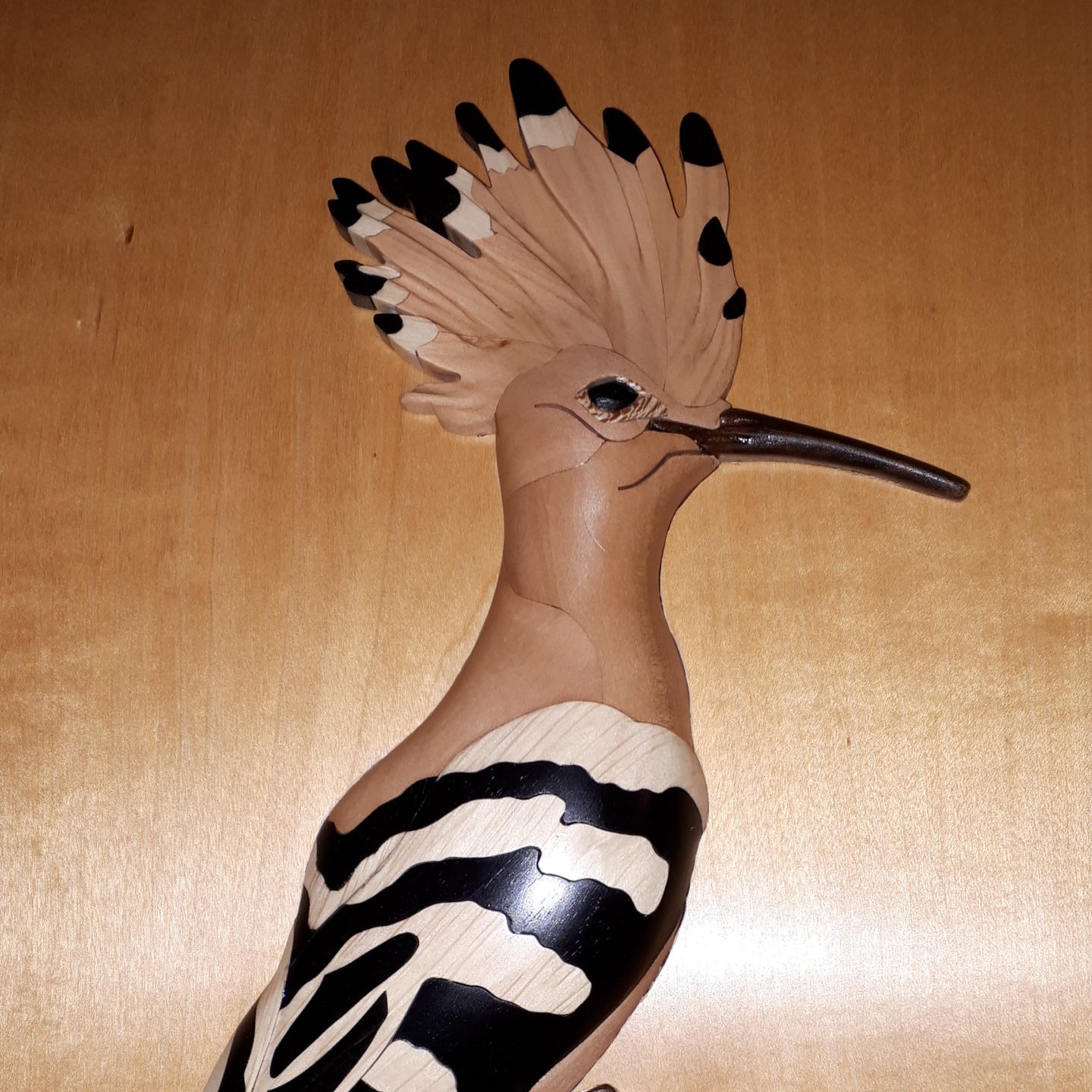 Oiseau décoratif assemblé en différentes pièces de bois