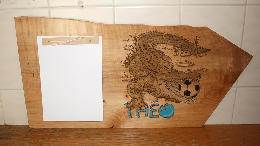 Pense-bête en érable décoré d’un crocodile pyrogravé et peint