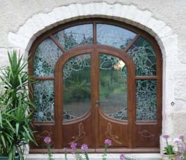 Porte cintrée en bois avec vitraux